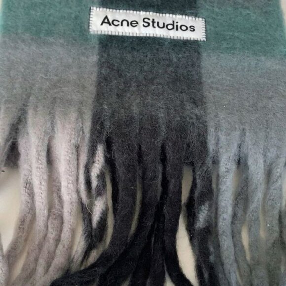 cne Studios Wool Scarf Plaid Fringed – Grey / Green - Picture 3 of 3